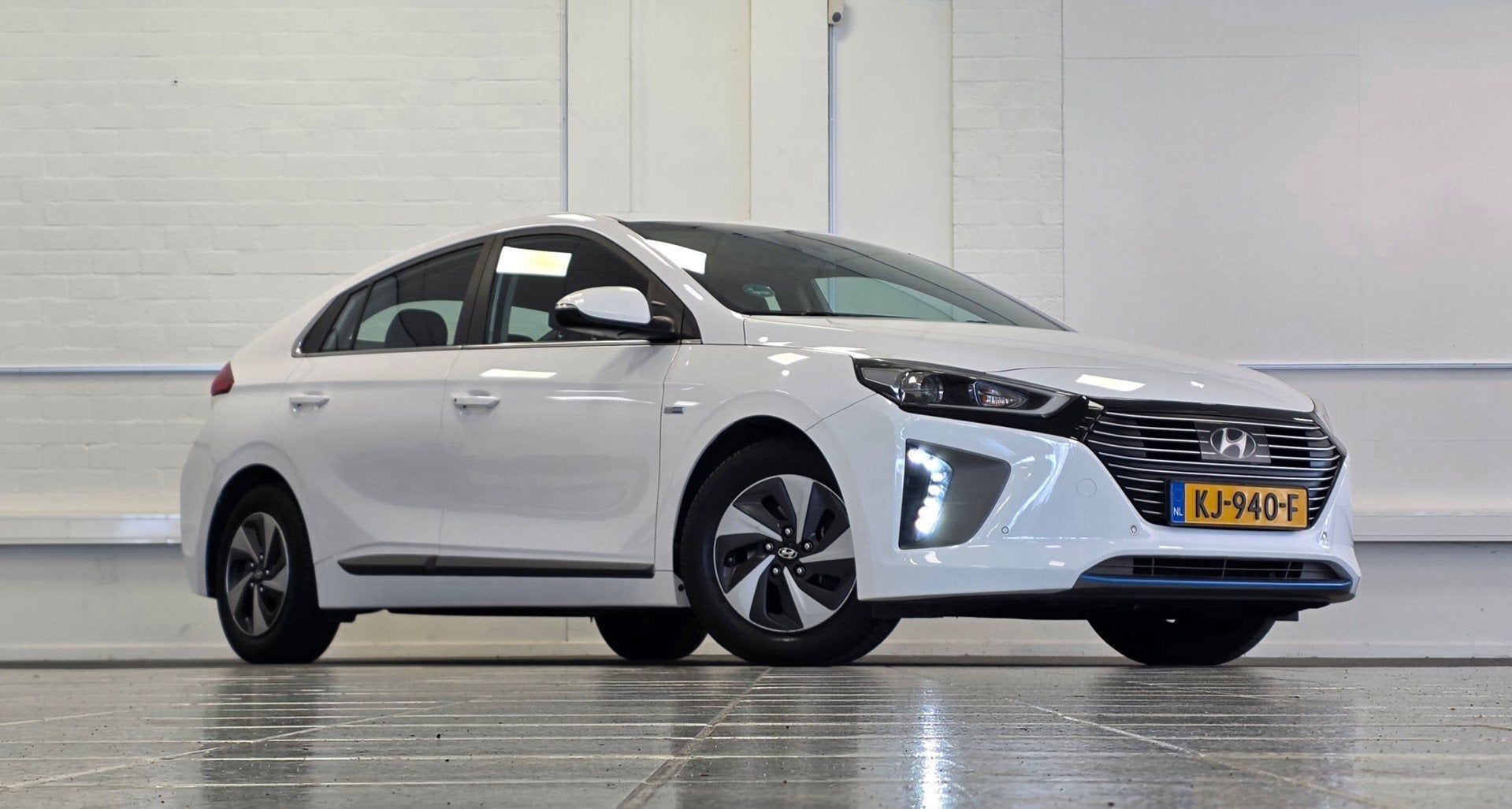 Hyundai IONIQ 1.6 GDi First Edition Pano Leer Vol opties! Ga, Auto's, 1345 kg, Gebruikt, Euro 6, Wit