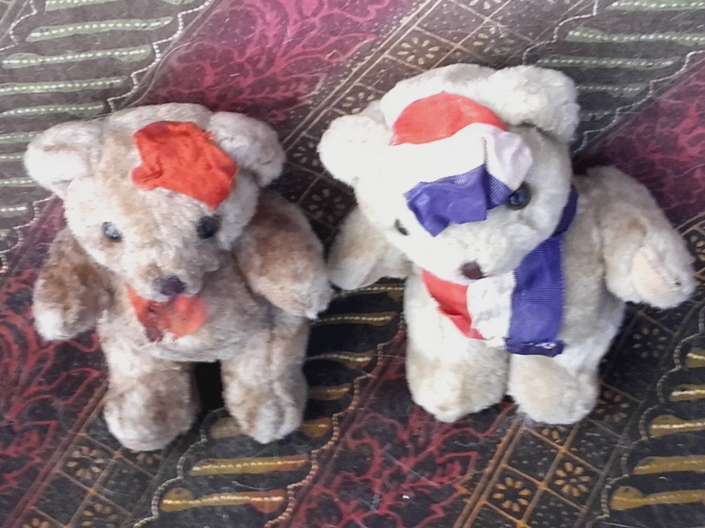 Twee mooie oude vintage Engelse beren compleet met flesjes., Ophalen of Verzenden