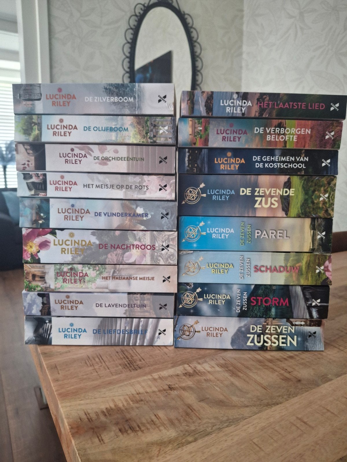 Lucinda Riley, Boeken, Romans, Zo goed als nieuw, Ophalen of Verzenden