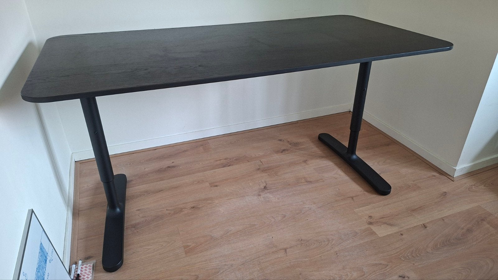 Zwart in hoogte verstelbaar bureau, Bekant van Ikea., Huis en Inrichting, Bureaus, Ophalen, 160 cm, Gebruikt, Hout