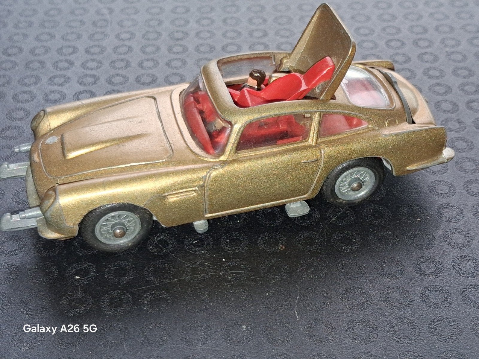 Corgi James Bond Aston Martin DB5 - Dak gaat niet dicht, Hobby en Vrije tijd, Ophalen of Verzenden, Gebruikt, Auto, Corgi