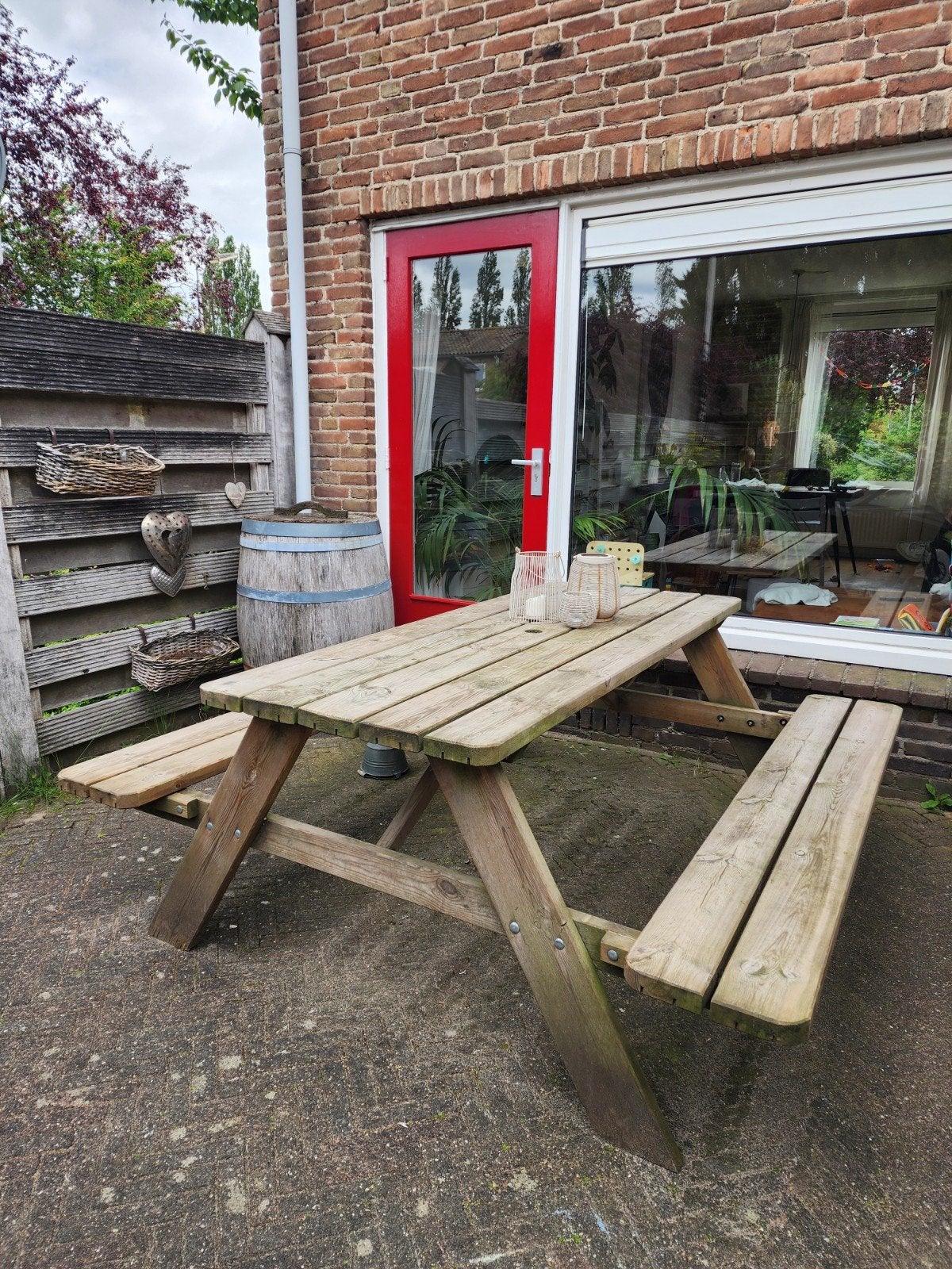 Grote en stevige picknicktafel met inklapbare bankjes, Ophalen