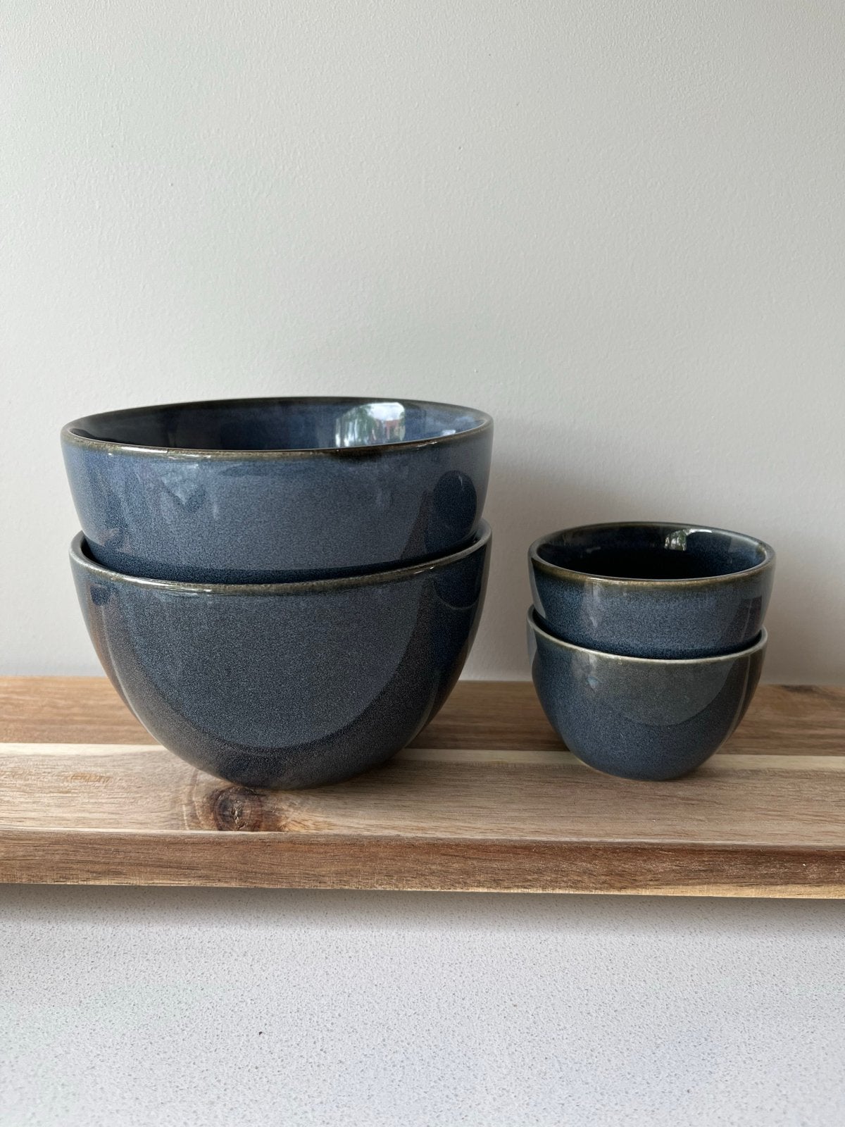 Set van 4 donkerblauwe kommen, 2 grote, 2 kleine, Ophalen of Verzenden, Zo goed als nieuw, Keramiek, Kom(men)