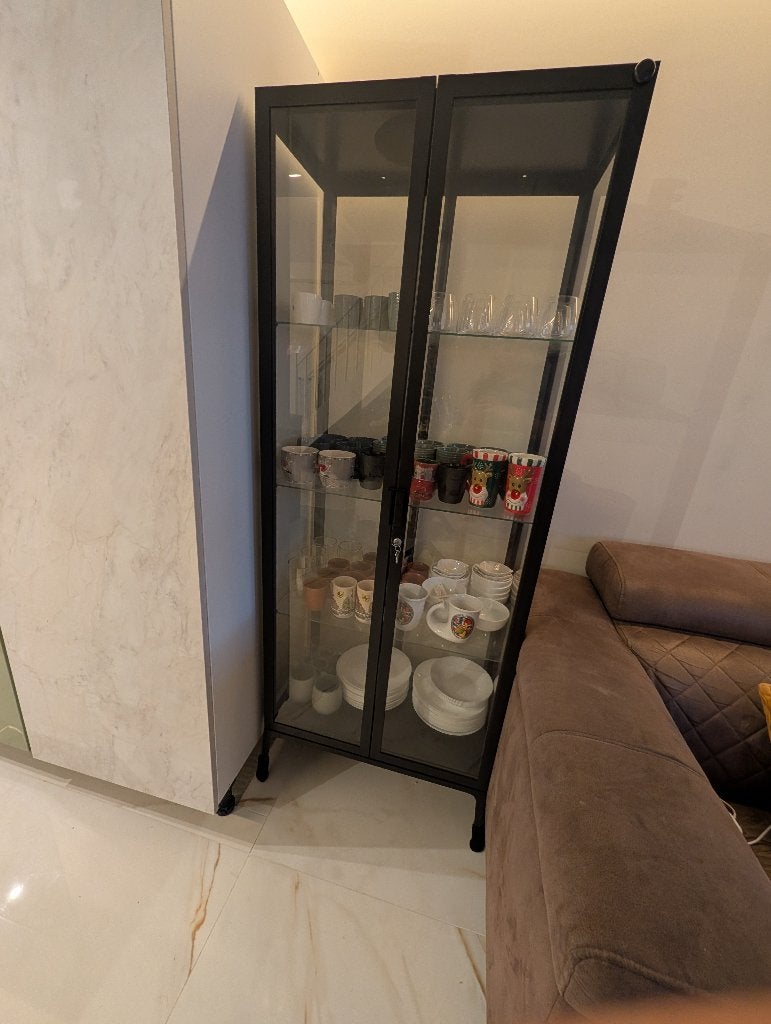 IKEA MILSBO vitrinekast, antraciet – gebruikt, geen krassen, Ophalen, Zo goed als nieuw, IKEA MILSBO glazen vitrinekast in antraciet (73x175 cm)