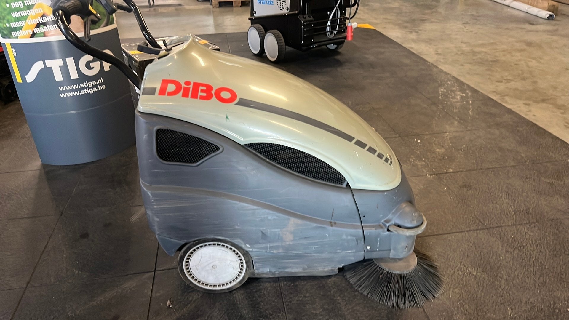 Dibo veegmachine elektr, Ophalen