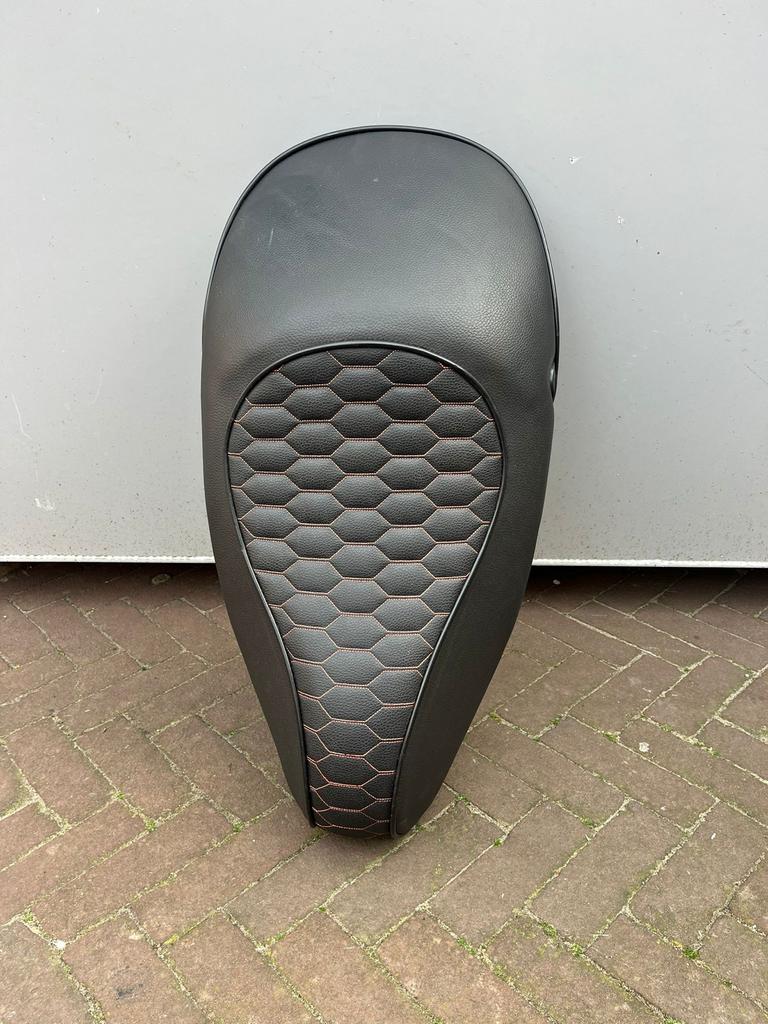 Vespa Sprint zadel, Fietsen en Brommers, Brommeronderdelen | Scooters, Ophalen of Verzenden, Zo goed als nieuw, Zadel, Vespa