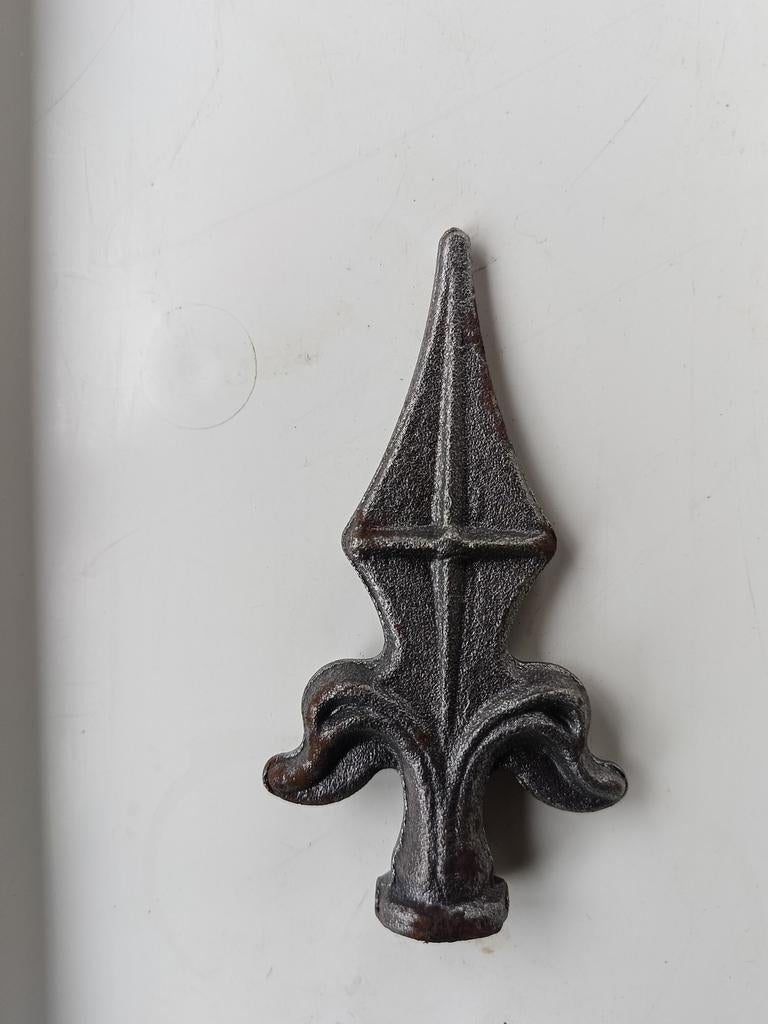 Hekpunt gesmeed staal hoogte 115mm breed 60mm voet rond 20mm, Ophalen of Verzenden, IJzer, Sierhekwerk