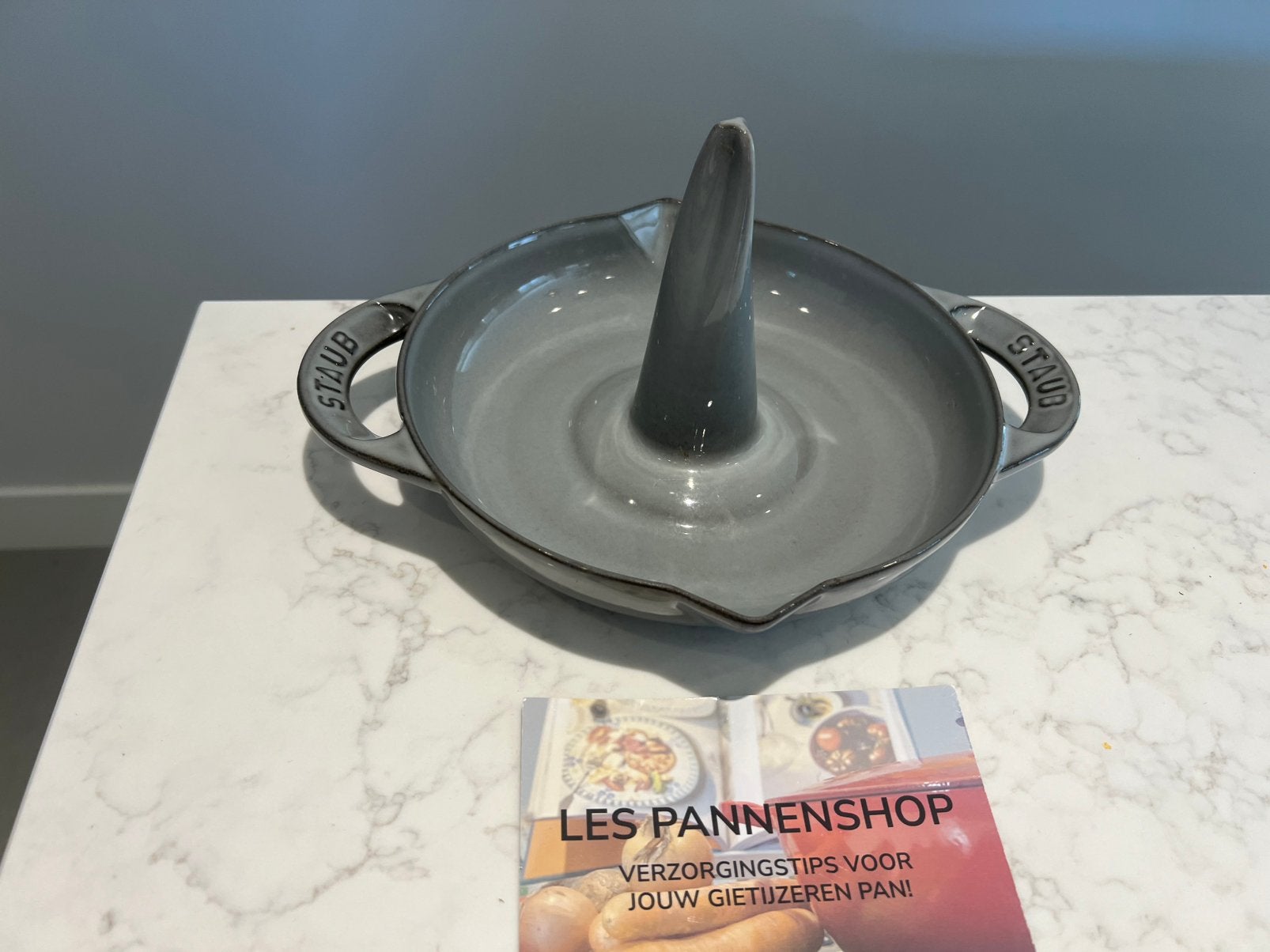 Staub Vertical Chicken Roaster in de kleur Graphite Grey, Huis en Inrichting, Keuken | Potten en Pannen, Gietijzer, Overige typen
