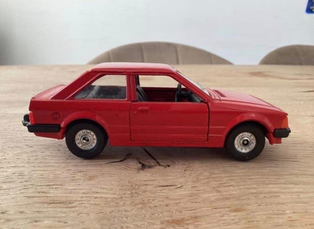 Corgi Ford Escort 1.3 GL 1:36 – jaren ’80, Hobby en Vrije tijd, Ophalen of Verzenden, Zo goed als nieuw, Auto, Corgi