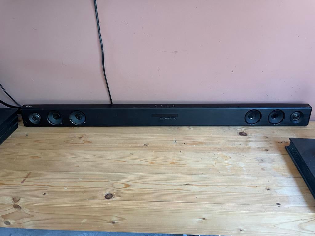 LG Soundbar met Bluetooth en optische ingang, Ophalen of Verzenden, Bluetooth, Zo goed als nieuw