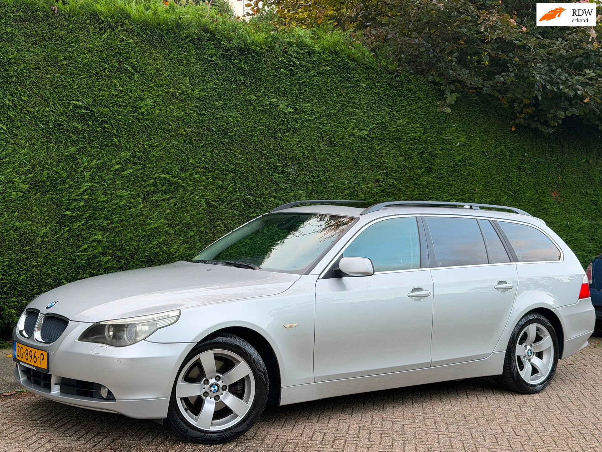 BMW 5-serie Touring 525i RIJDTSUPER!/AUTOMAAT/PANO/XENON/PDC, Auto's, Automaat, Achterwielaandrijving, Zwart, 2000 kg