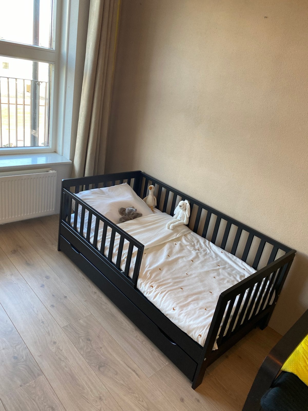 Petite Amelie Peuterbed Plume Zwart 140x70 met matras, Ophalen, Gebruikt, 70 tot 85 cm, 140 tot 160 cm