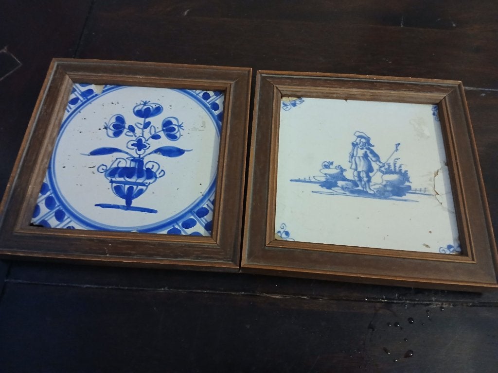 Twee echt antieke Delfts blauwe tegels in houten lijst, Ophalen of Verzenden