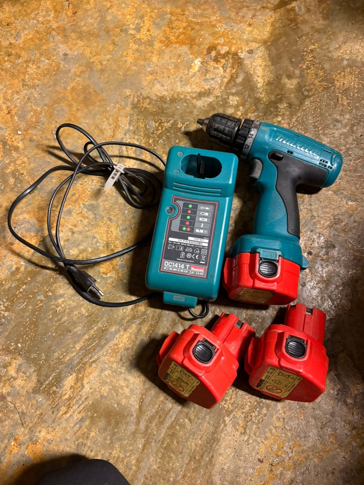 Makita 6270D met 3 accu’s en lader, Ophalen, Gebruikt, Boor- en Schroefmachine, Variabele snelheid