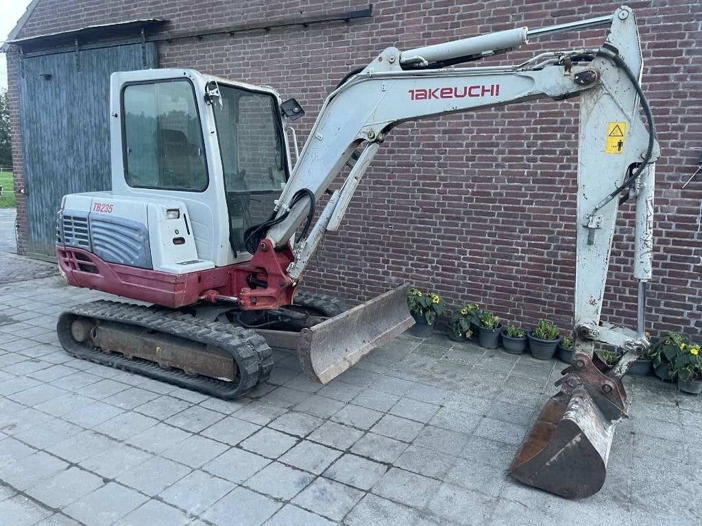 Takeuchi TB 235 (bj 2014), Graafmachine