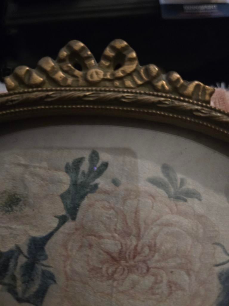 Lijstje met strik, glas en borduursel, Antiek en Kunst, Ophalen of Verzenden