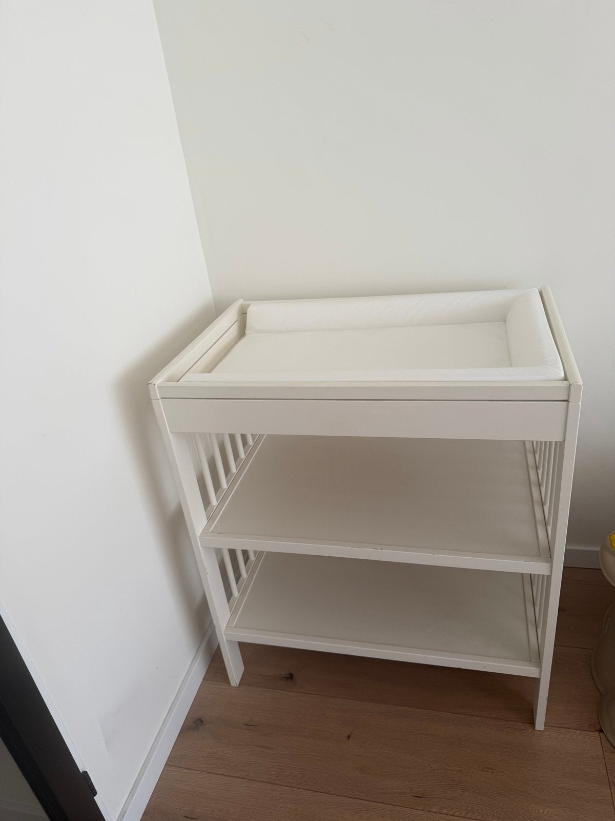 Commode met aankleedkussen - Wit, Kinderen en Baby's, Badjes en Verzorging, Gebruikt, Aankleedkussen, Standaard, Ophalen