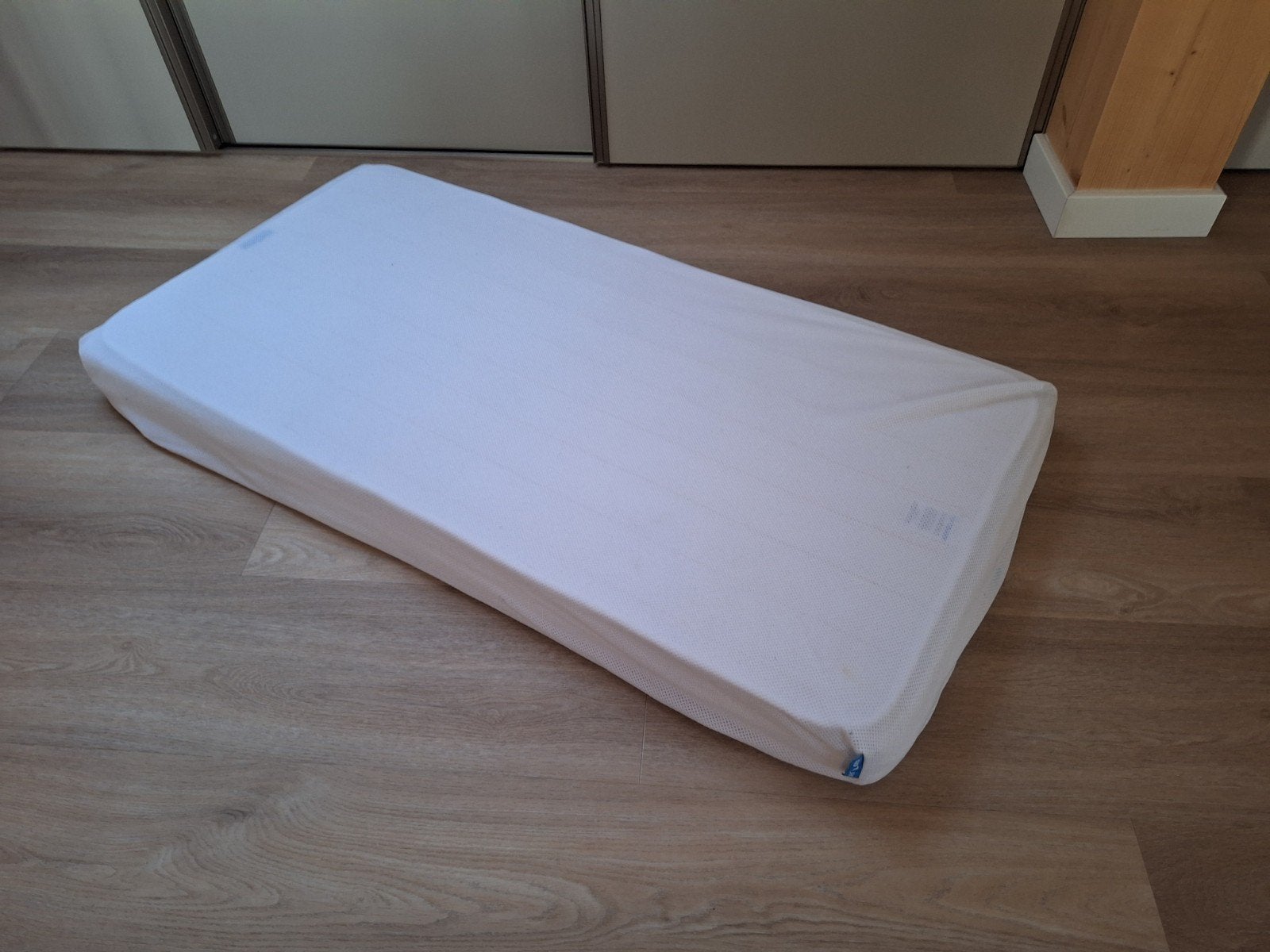 Aerosleep matras 60x120 cm met matrasbeschermer en hoeslaken, Ophalen, Gebruikt, 190 cm of minder, Matras