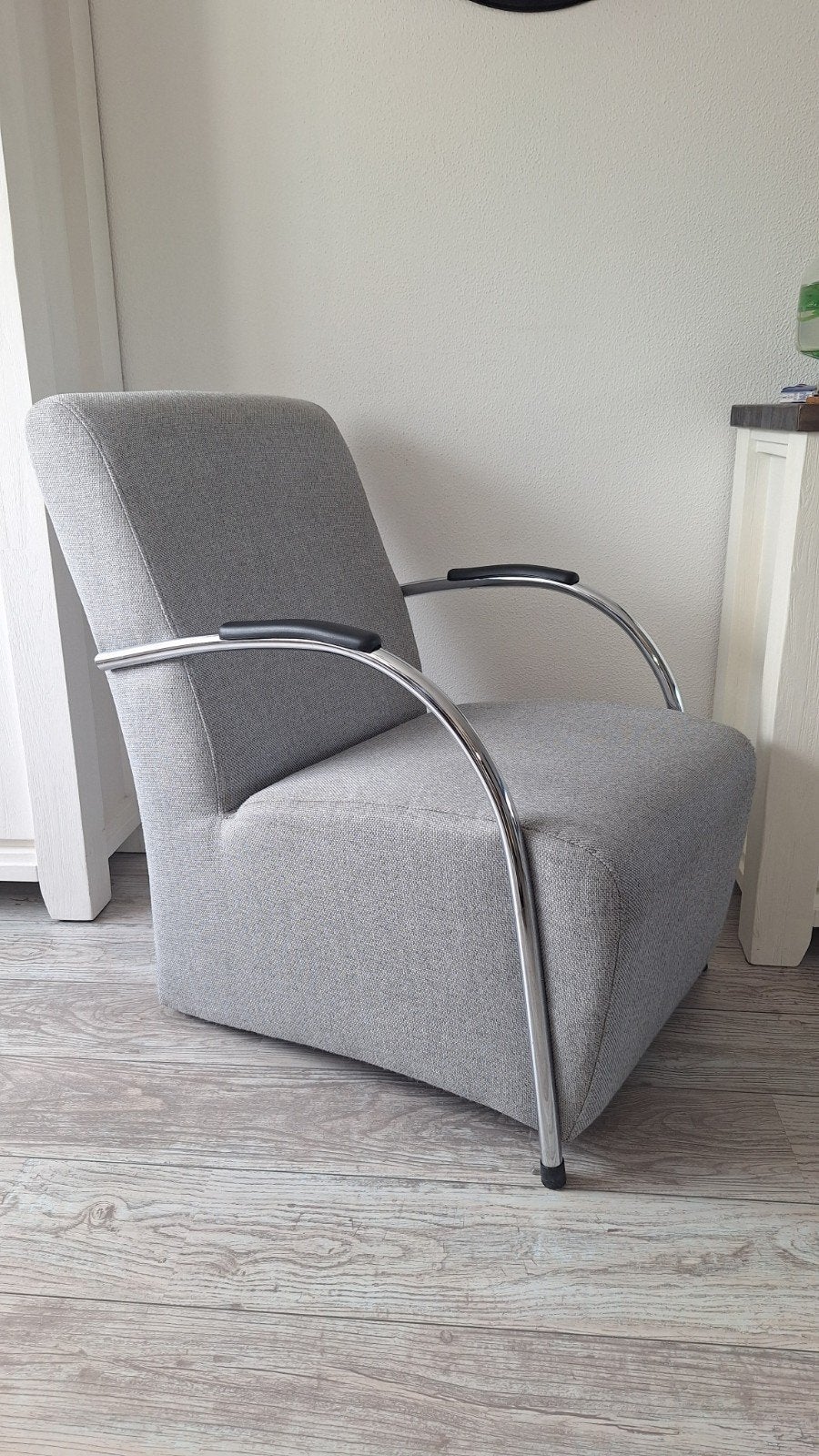 Comfortabele fauteuil - Grijs met chromen armleuningen, Ophalen, Modern, Comfortabel, Gebruikt, Metaal