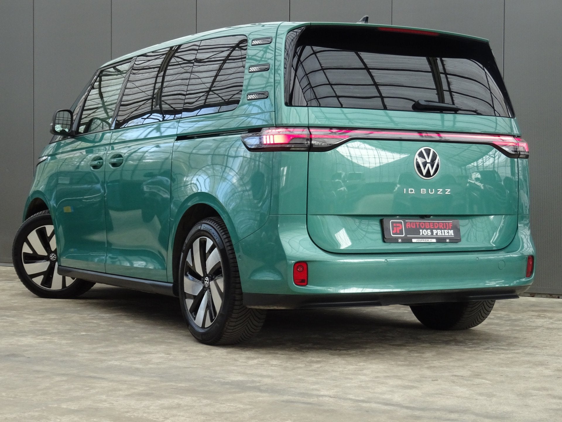 Volkswagen ID. Buzz Pro 77kWh * IQ LIGHT * MASSAGE * TREKHAA, Auto's, Automaat, 413 km, Gebruikt, 2359 kg
