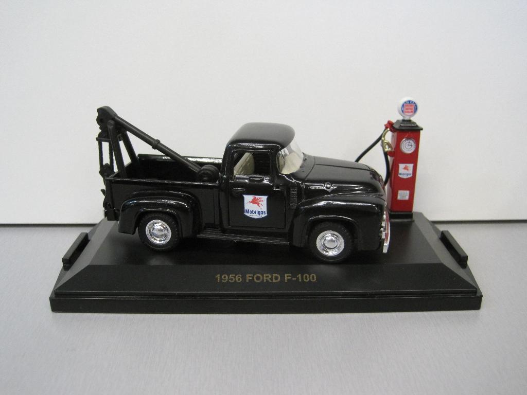 Ford F-100 1956 Pick-Up + Gaspump Road Champs 1:43, Ophalen of Verzenden, Zo goed als nieuw, Auto, Overige merken