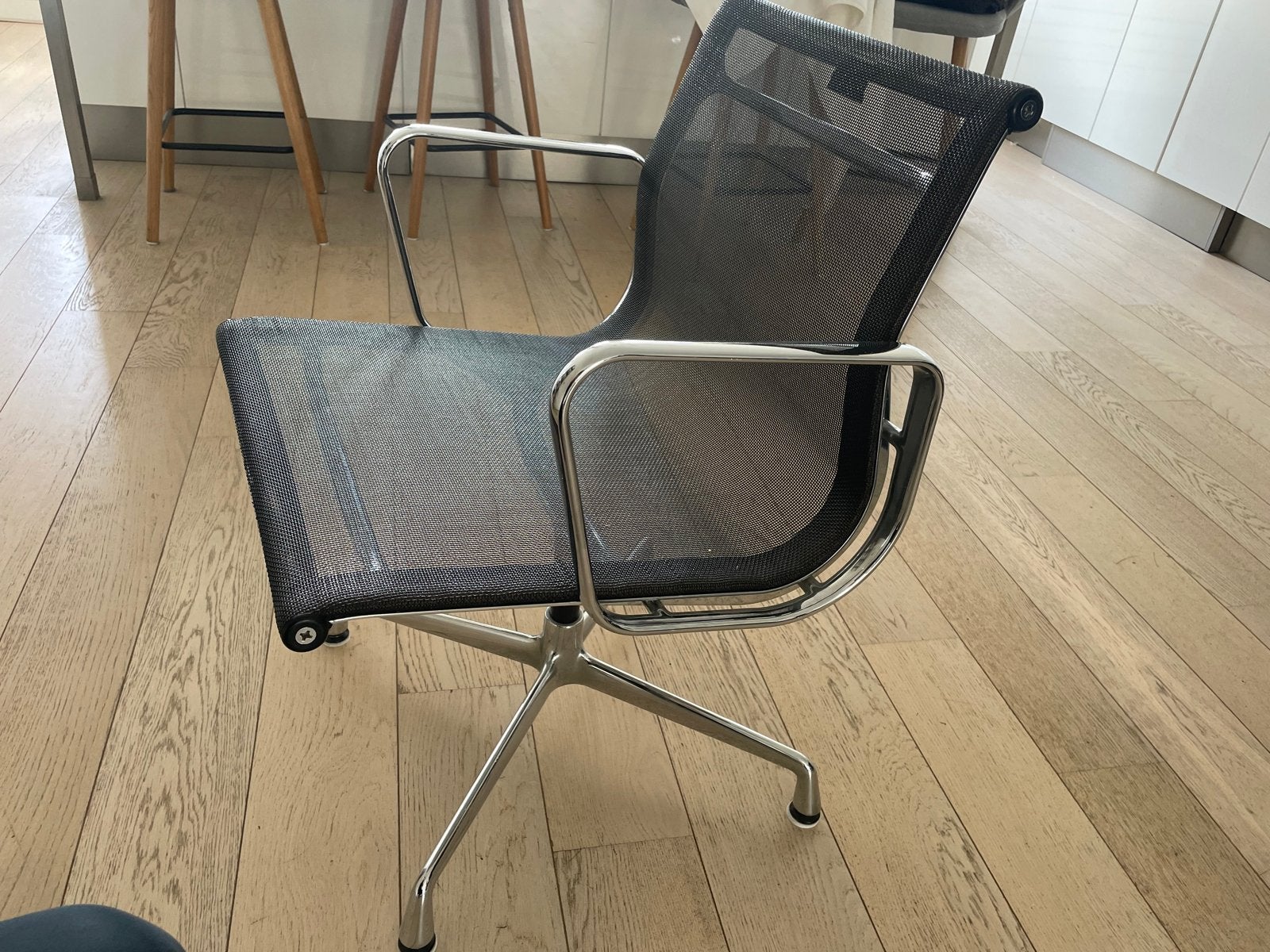 Originele Vitra Eames EA117 bureaustoel, Huis en Inrichting, Stoelen, Zo goed als nieuw, Eén, Metaal, Zwart, Ophalen