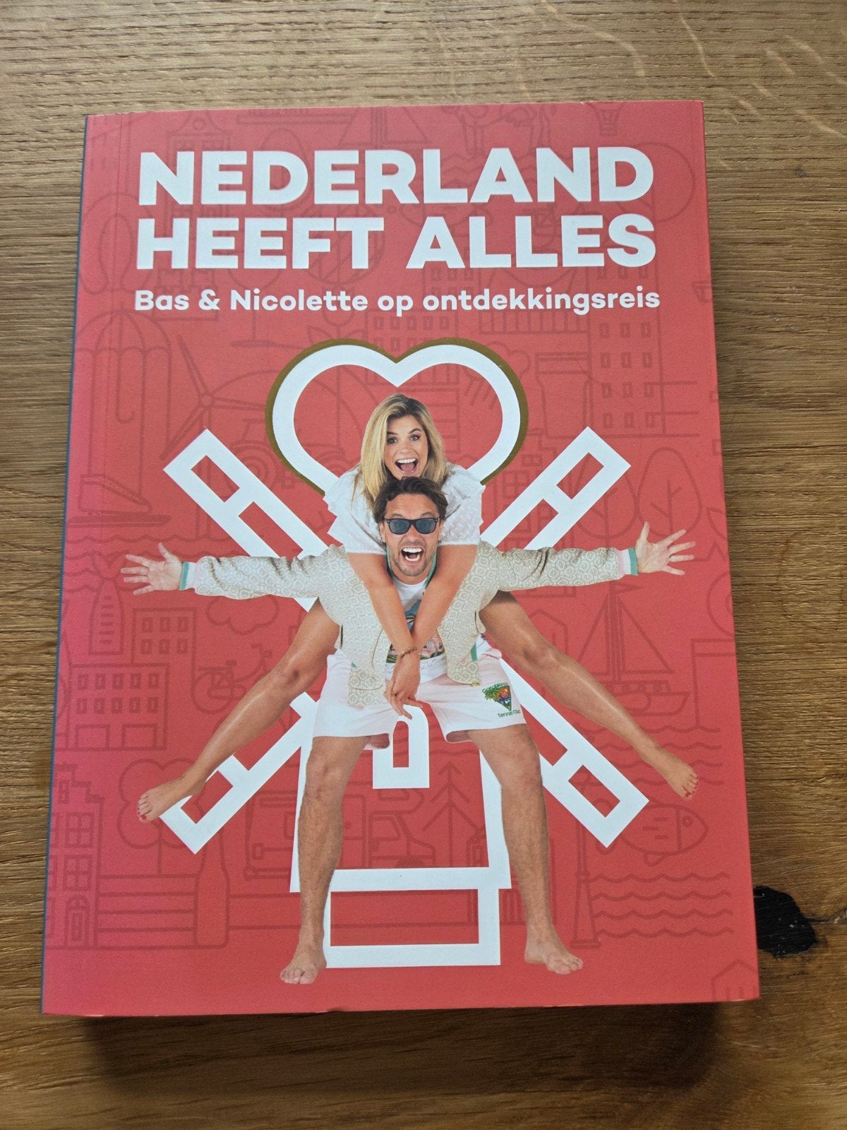 Nederland heeft alles - Bas & Nicolette op ontdekkingsreis, Overige merken, Ophalen of Verzenden, Zo goed als nieuw, Reisgids of -boek