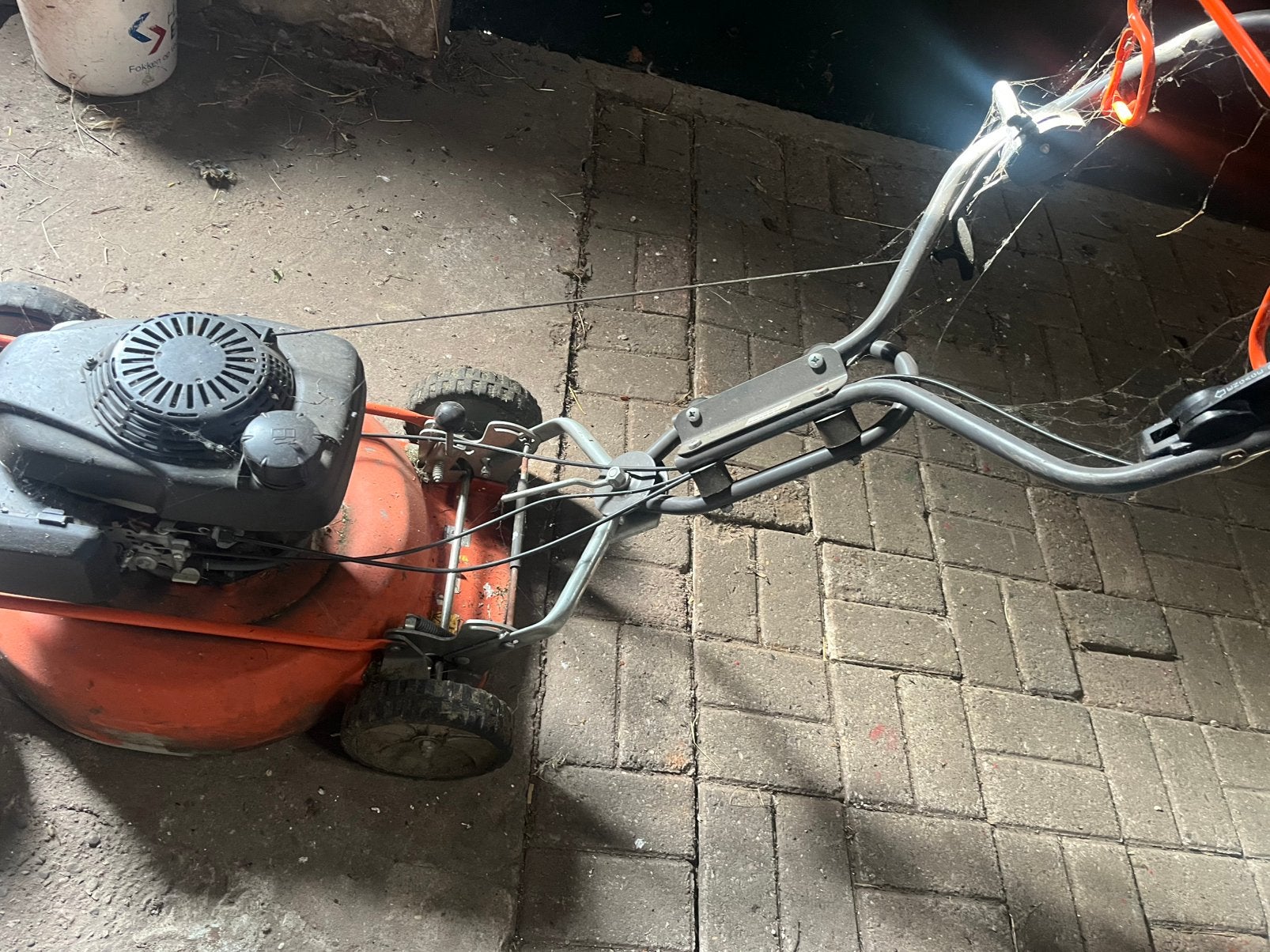 Husqvarna grasmaaier - motor werkt, aandrijving niet, Tuin en Terras, Ophalen, Gebruikt, Benzine-grasmaaier