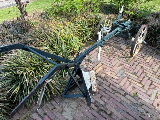 2 antieke landbouwwerktuigen, Ophalen