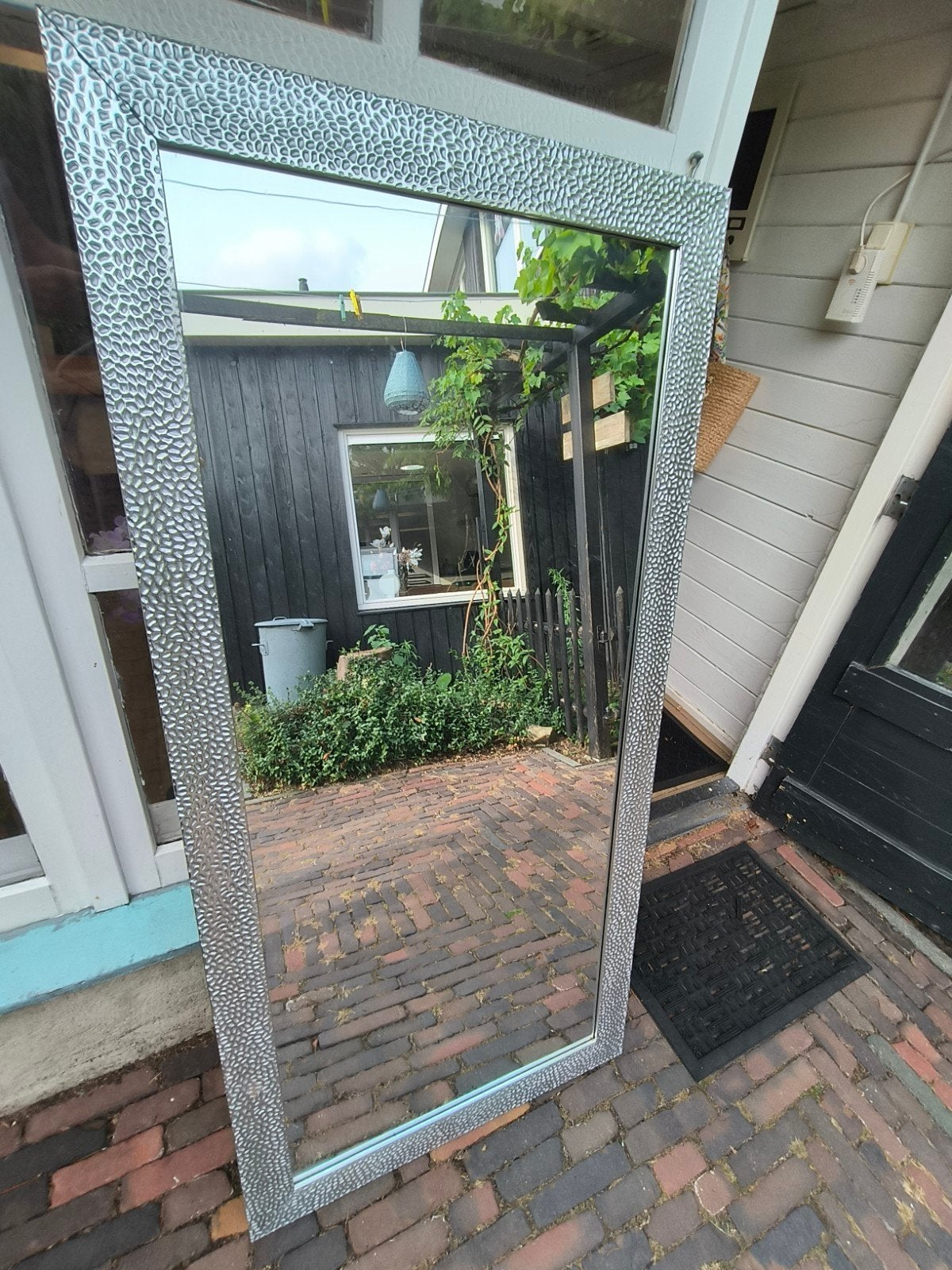 Grote spiegel met zilverkleurige, getextureerde lijst, Huis en Inrichting, Woonaccessoires | Spiegels, Ophalen, Zo goed als nieuw