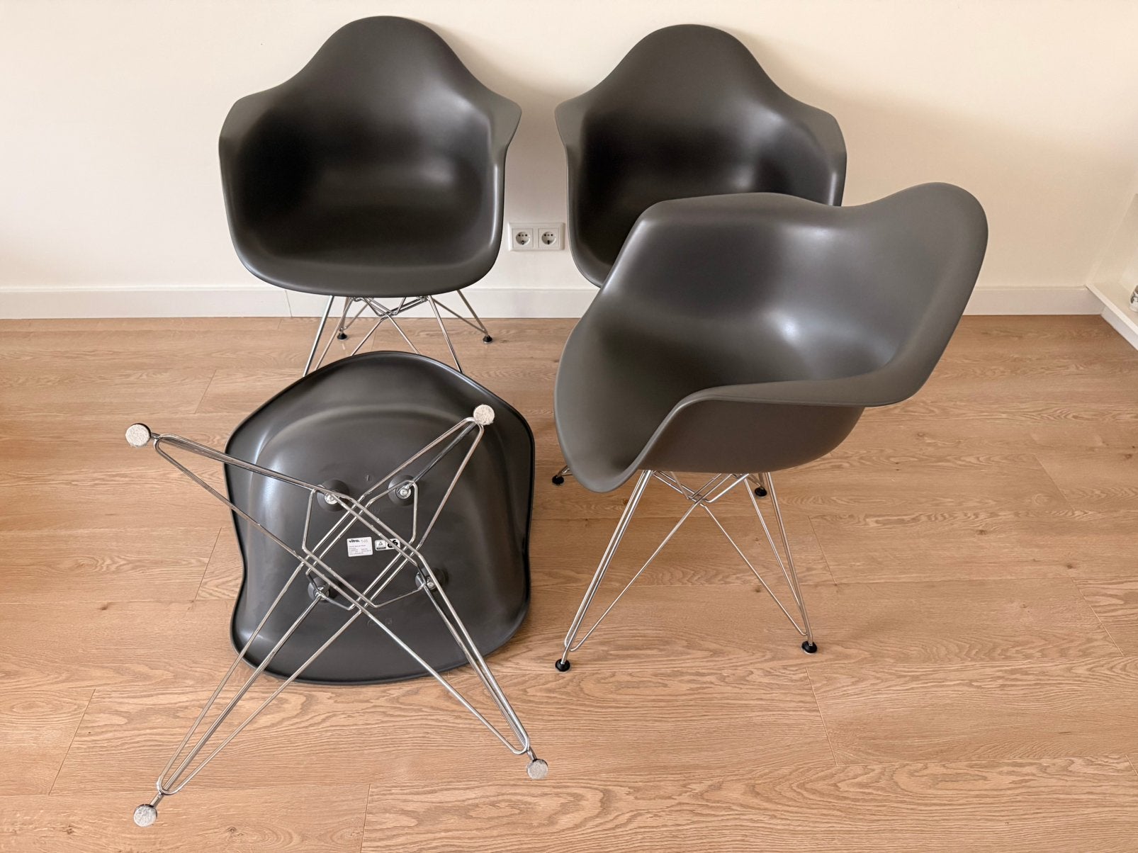 DAR stoel van Vitra, Eames Armchair, 4 stuks., Ophalen, Design, Zo goed als nieuw, Grijs