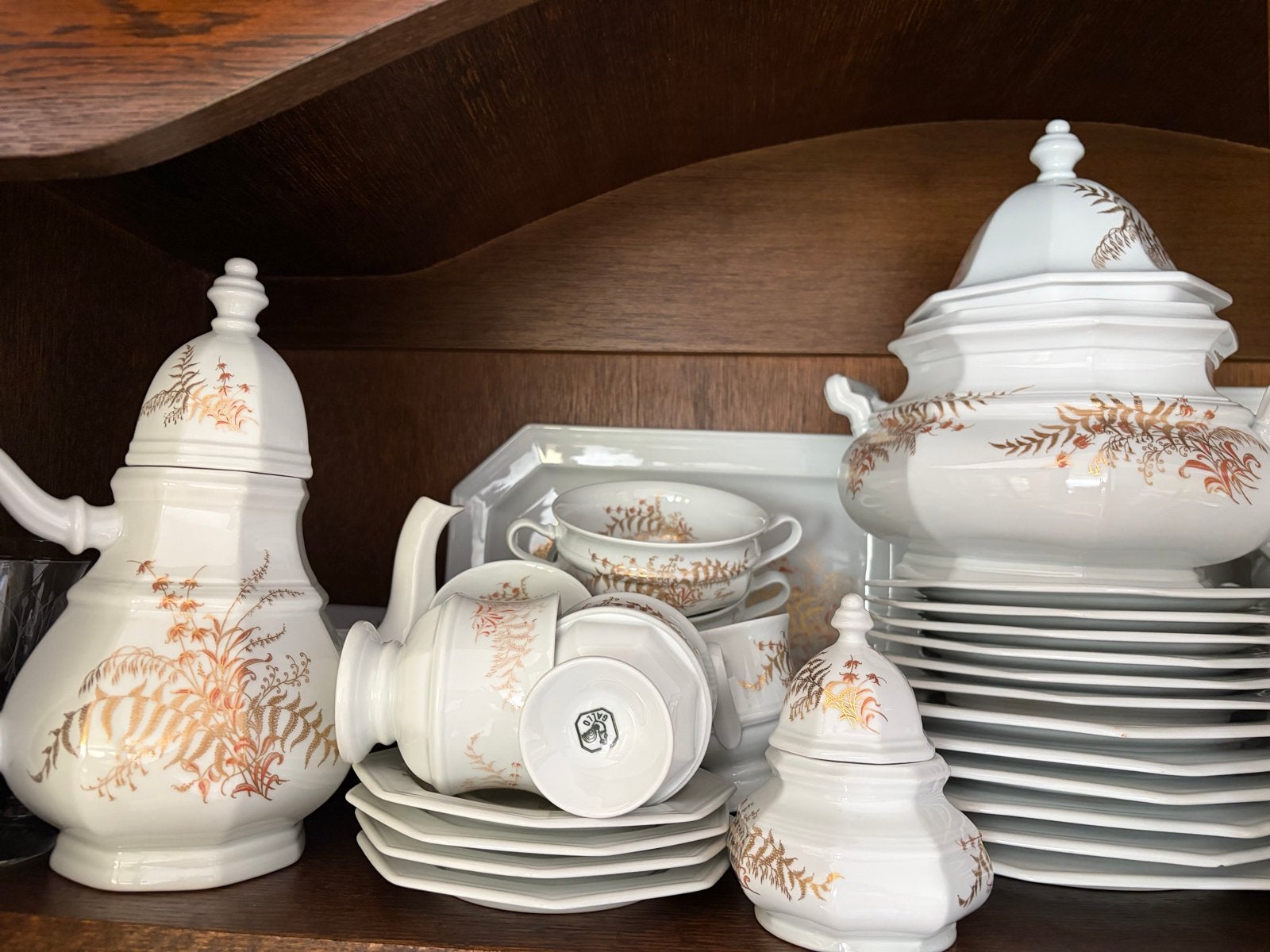 Wit Porseleinen Servies met Gouden Bladmotief, Ophalen