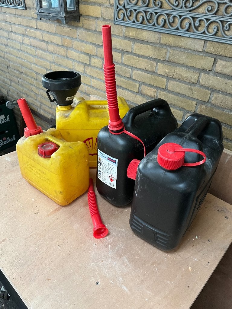 4 benzine jerrycans, Minder dan 75 liter, Ophalen, Gebruikt, Kunststof