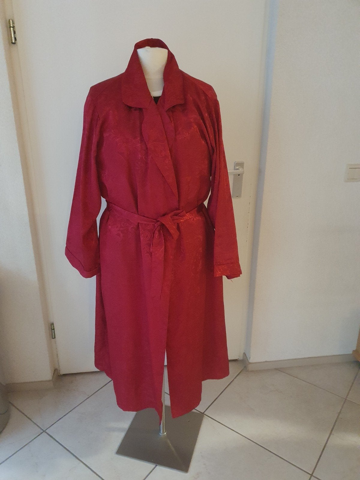 Nieuwe rode satijnen badjas/ochtendjas met patroon - Maat XL, Florence, Ophalen of Verzenden, Nieuw