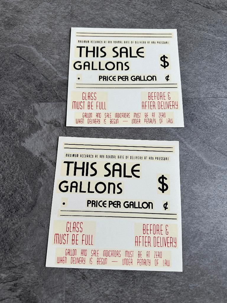 2 fraaie Gallon benzinepomp stickers decals benzine olie., Verzamelen, Ophalen of Verzenden, Gebruikt, Overige typen