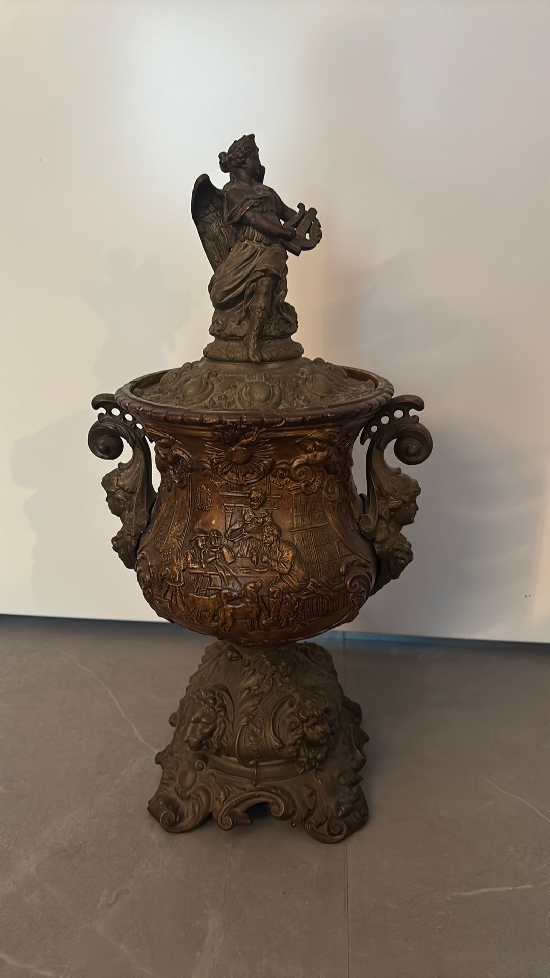 Urn - sierlijk bewerkt, Ophalen