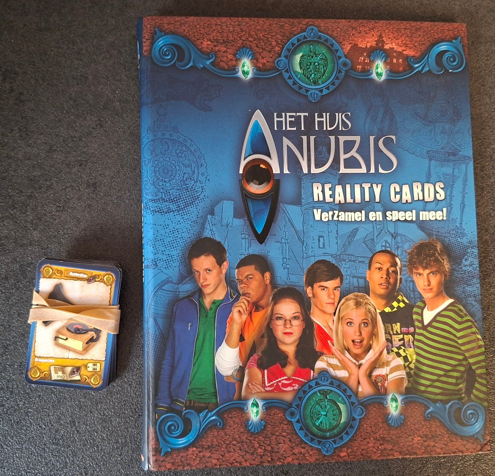 Het huis Anubis reality cards verzamelalbum + 28 dubbele, Verzamelen, Ophalen of Verzenden, Foto of Kaart
