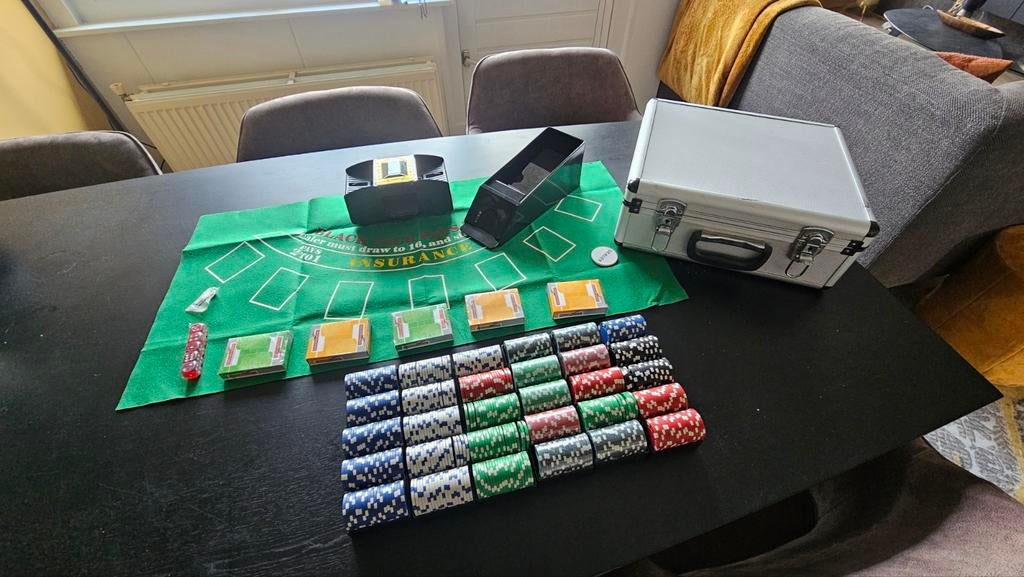 Complete Pokerset met Koffer en Blackjack Mat, Hobby en Vrije tijd, Gezelschapsspellen | Kaartspellen, Zo goed als nieuw, Drie of vier spelers