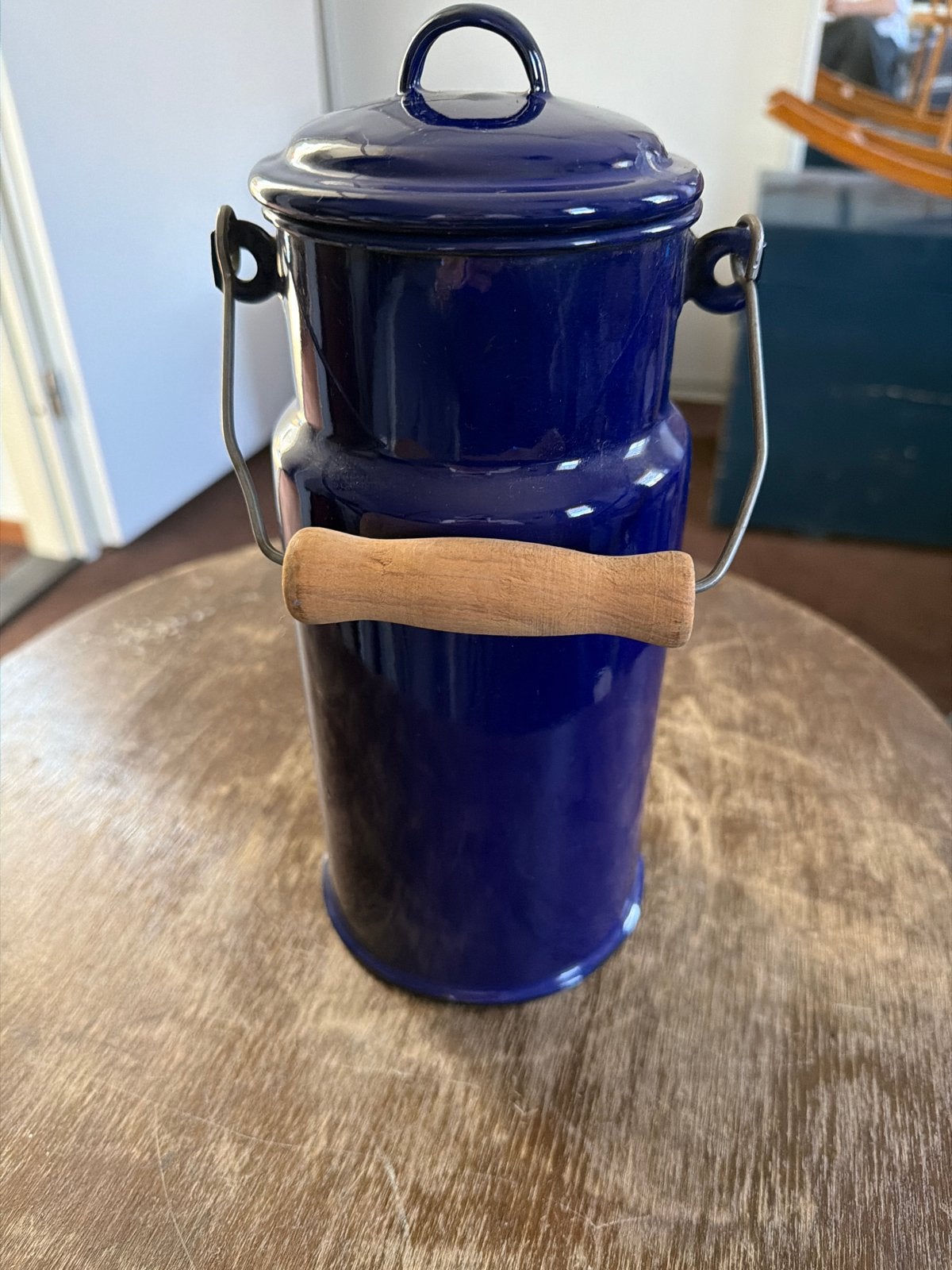 Vintage blauwe emaille melkbus met houten handvat, Ophalen