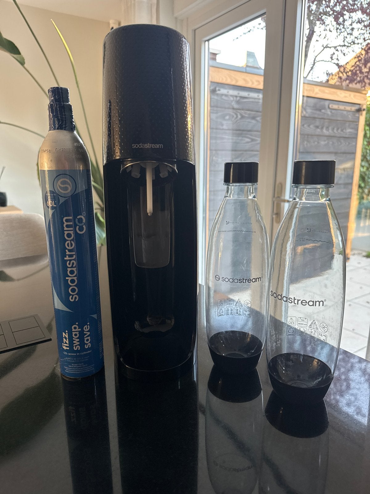 Sodastream met CO2 cilinder en 2 flessen, Ophalen of Verzenden, Zo goed als nieuw