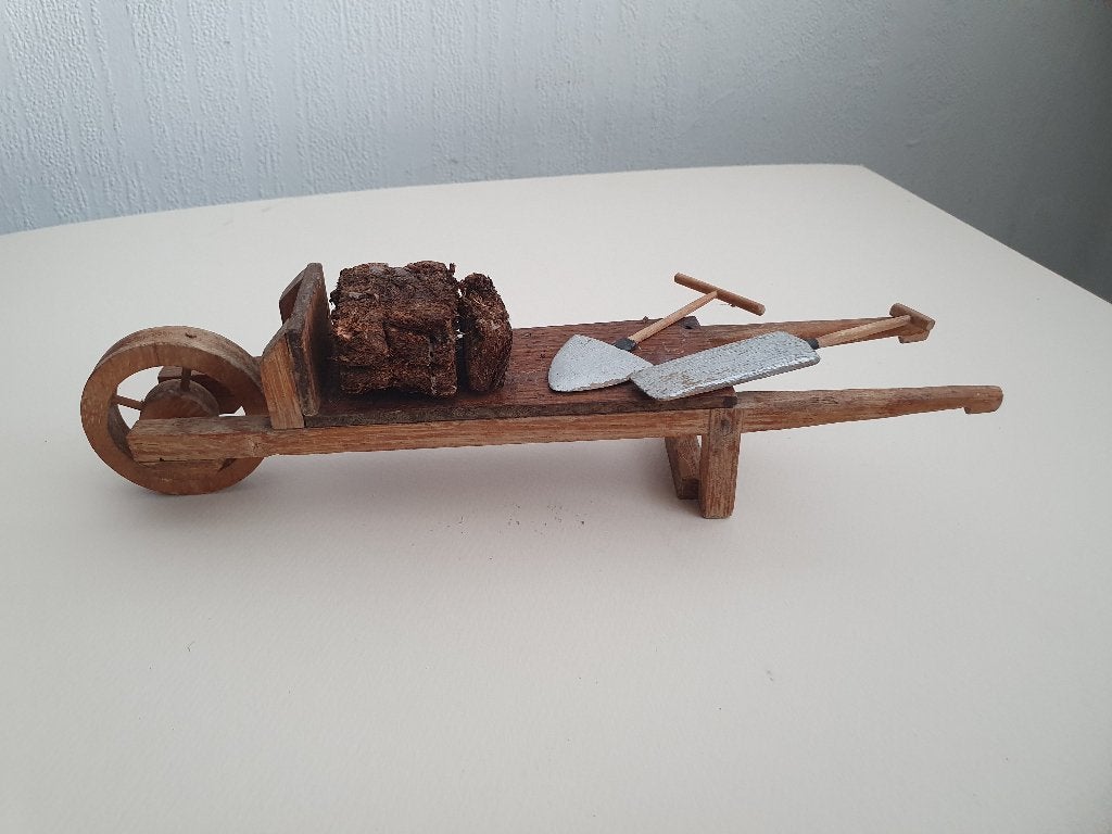 Houten model van een oude turf-kruiwagen met 2 scheppen, Ophalen of Verzenden
