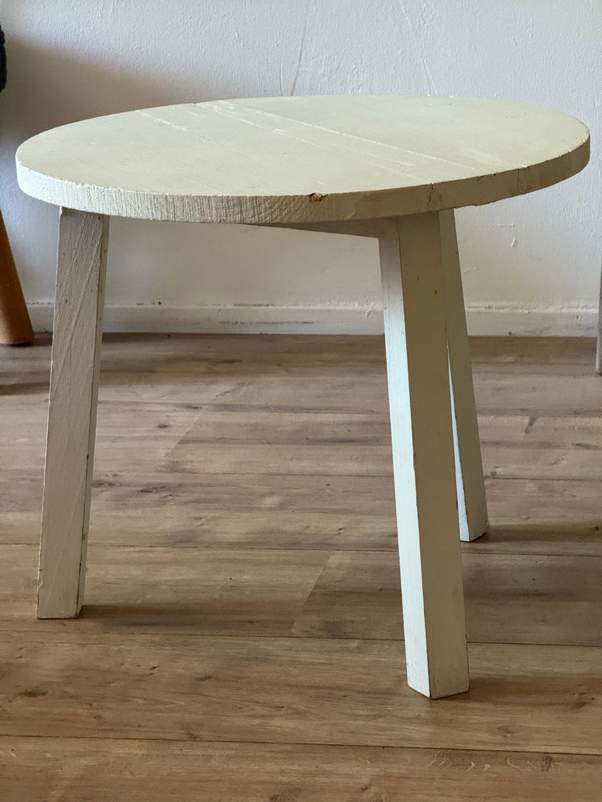 Rond wit bijzettafeltje van Woood, Huis en Inrichting, Ophalen, Minder dan 45 cm, Minder dan 55 cm, Gebruikt