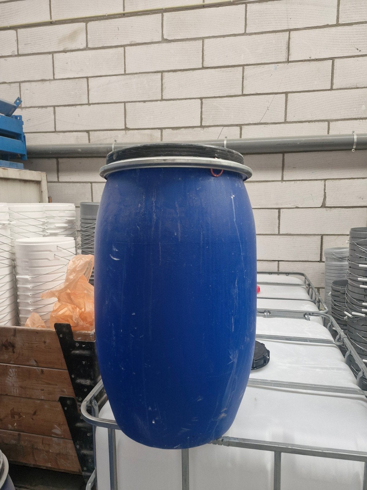 Blauwe kunststof vat met deksel, 150 liter of meer, Ophalen