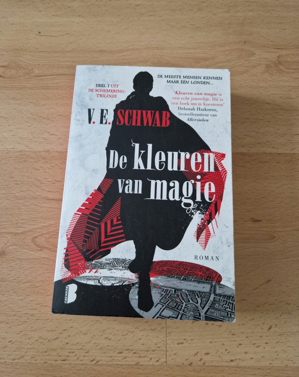 boek de kleuren van magie deel 1 v e schwab fantasy ya, Boeken, Ophalen of Verzenden