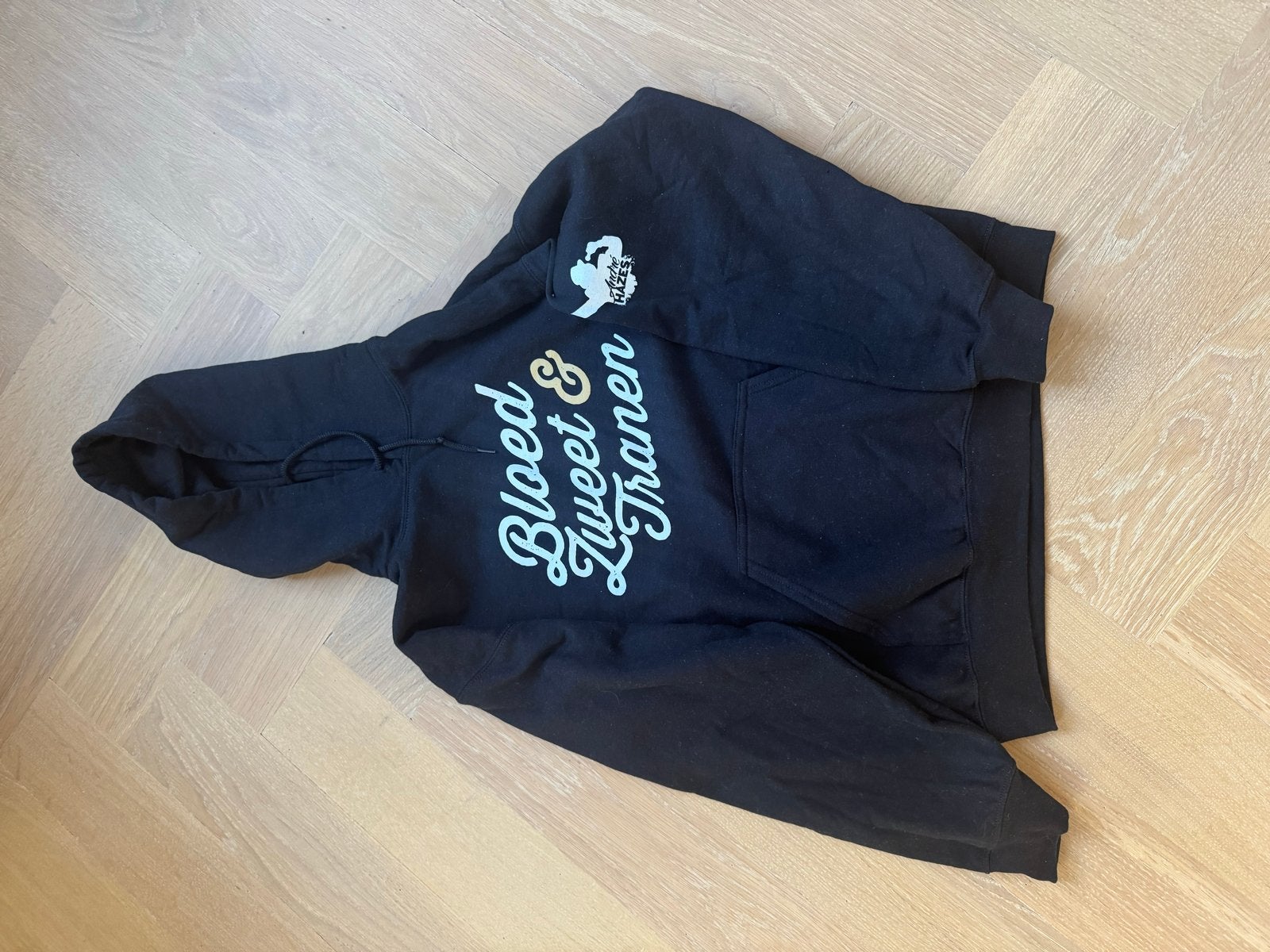 Zwarte hoodie "Bloed Zweet & Tranen", Ophalen of Verzenden, Gedragen, Overige maten, Zwart