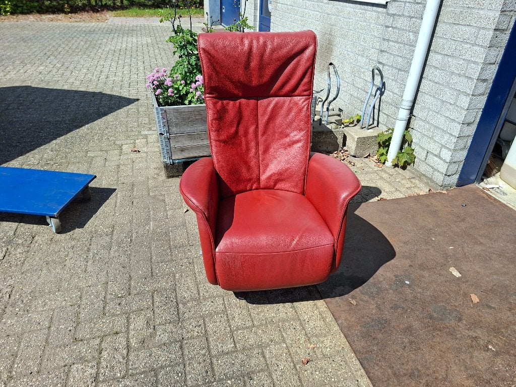 nieuwstaat rood leer sta op sta-op stoel met accu, Huis en Inrichting, Fauteuils, Ophalen, Zo goed als nieuw, Leer, 50 tot 75 cm