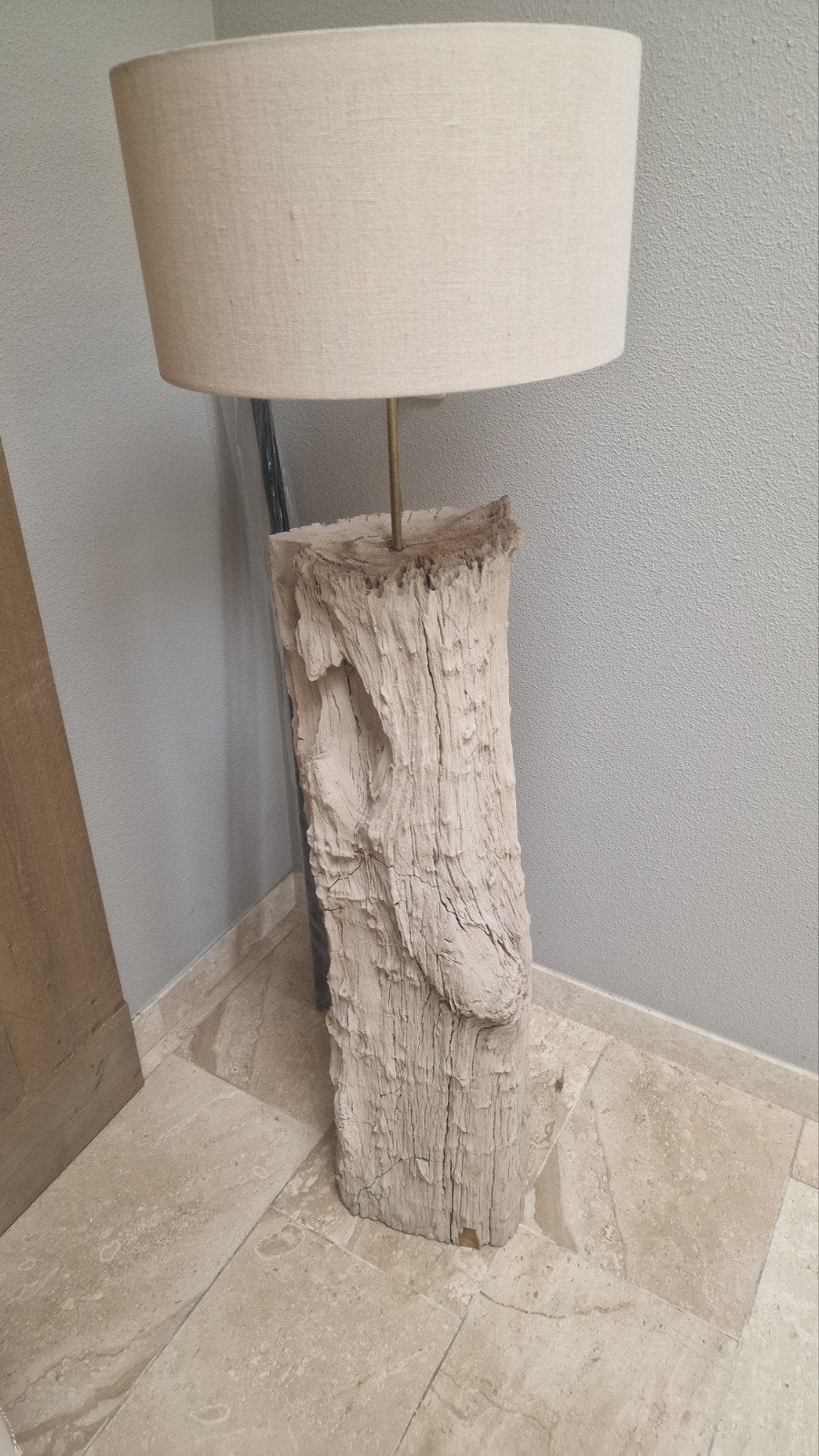 Unieke staande lamp van versteendhout met linnen kap, Ophalen, 100 tot 150 cm, Zo goed als nieuw, Landelijk, Rustiek, Modern