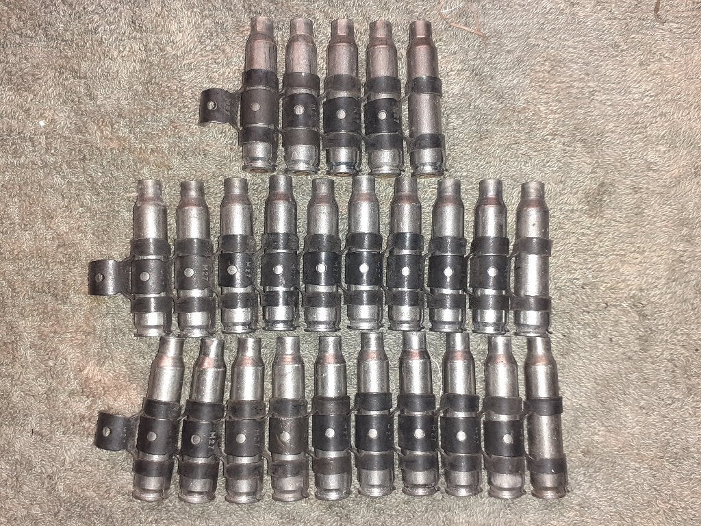 Hulzenband 25x 5,56mm zilverkleur €7,50 set1 (ONKLAAR), Ophalen of Verzenden, Landmacht, Nederland, Hulzen of Bodemvondsten