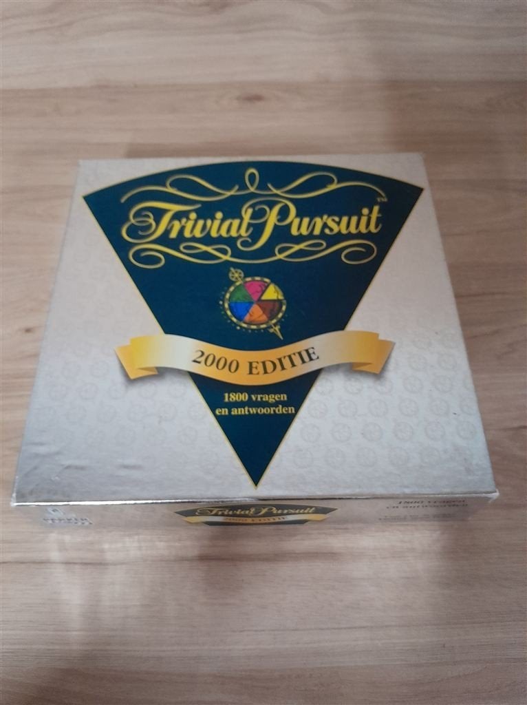 Trivial Pursuit 2000 editie - s3501, Hobby en Vrije tijd, Gezelschapsspellen | Bordspellen, Verzenden, Zo goed als nieuw