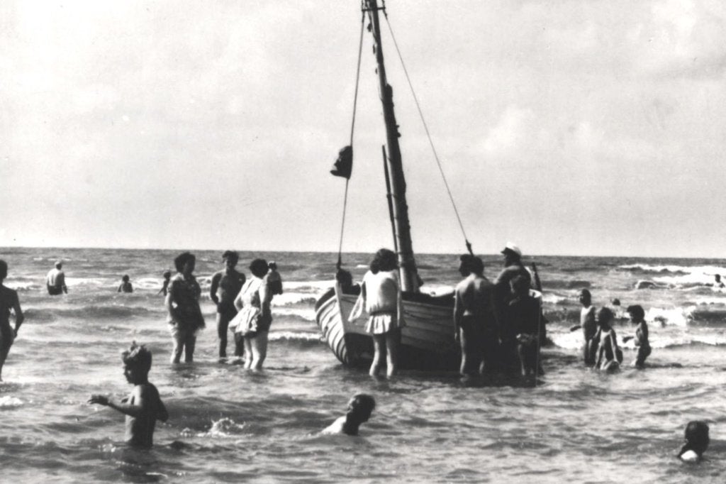968864	Locatie onbekend	1961 strand	Zeilboot schip	Gelopen, Verzamelen, Ophalen of Verzenden, 1960 tot 1980, Gelopen, Noord-Brabant